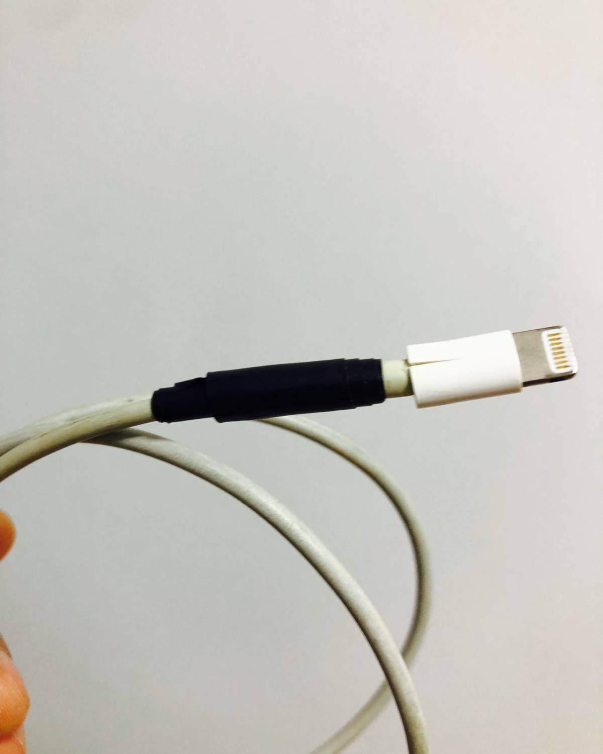 之前的用的充电线已经给裹的不像样😂，还有一点电线搭着上面，