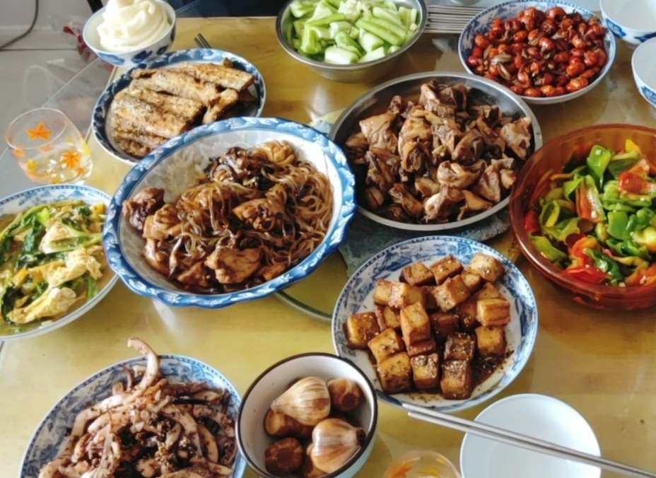 🌻今天天气好，带娃去看太姥姥，中午妈妈和姨妈们准备了一桌丰