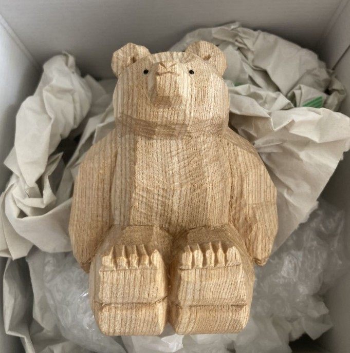 一个很可爱的木雕小熊，虽然随手简易雕刻，但是保留了动物的原型
