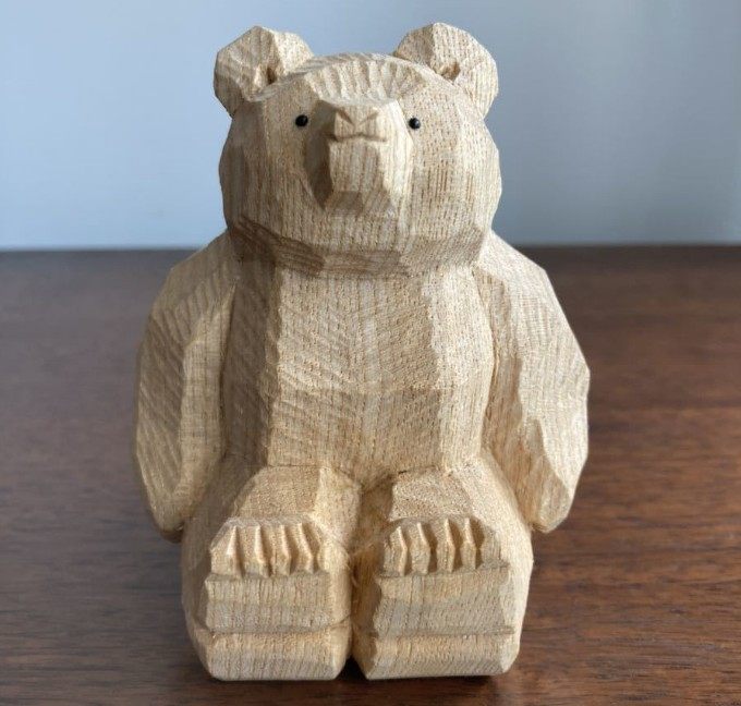 一个很可爱的木雕小熊，虽然随手简易雕刻，但是保留了动物的原型