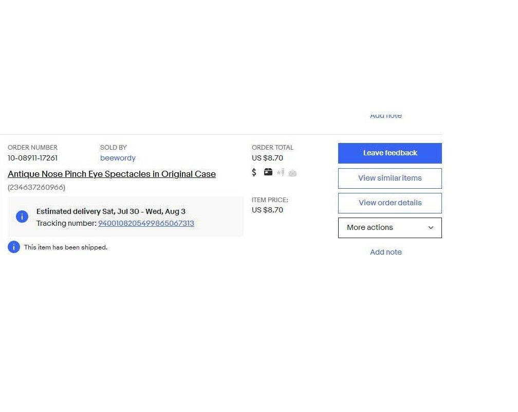 一个很可爱的木雕小熊，虽然随手简易雕刻，但是保留了动物的原型