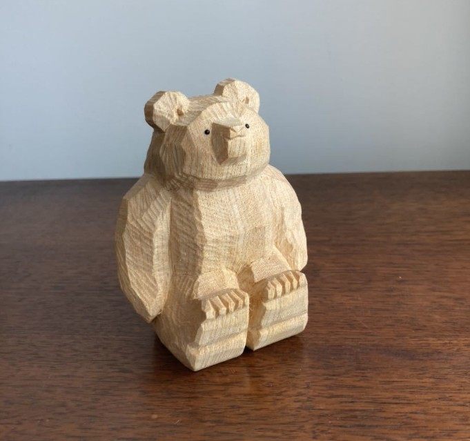 一个很可爱的木雕小熊，虽然随手简易雕刻，但是保留了动物的原型
