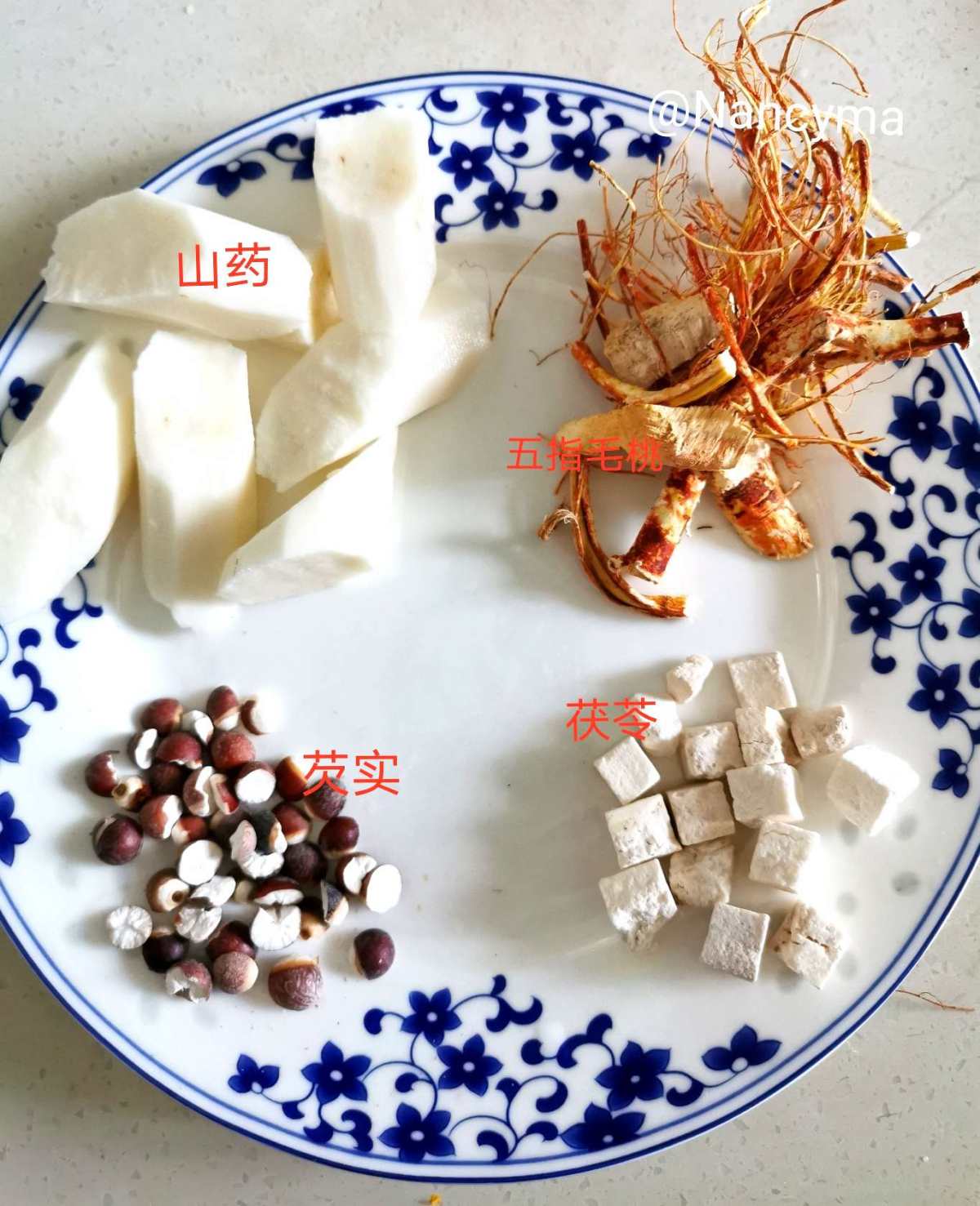 ☕️☕️这几天台风天，下大雨，湿哒哒的。常听家里老人说按照天