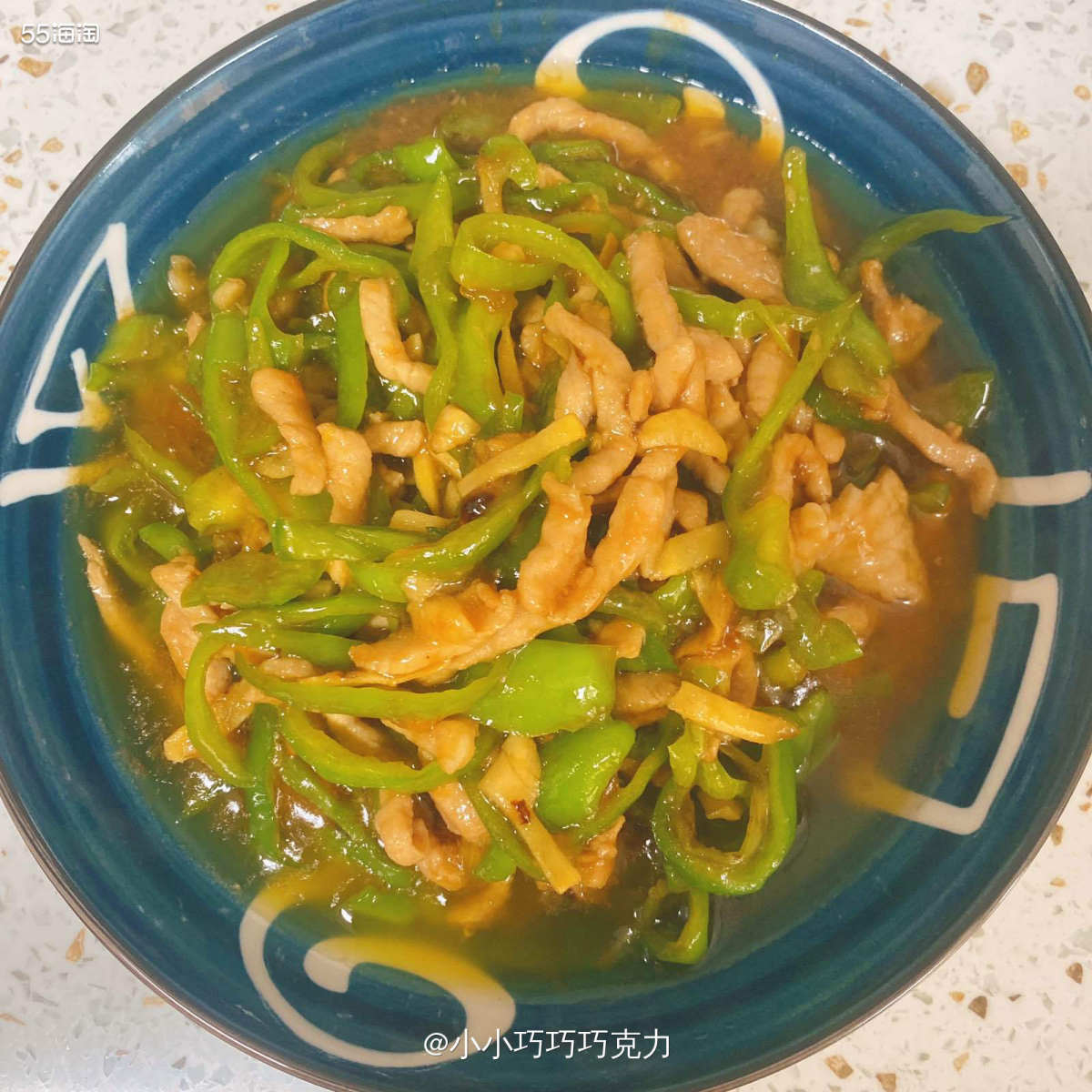 平常都是爆炒青椒肉丝，会放豆瓣酱之类的，炒出来就是红油的。今