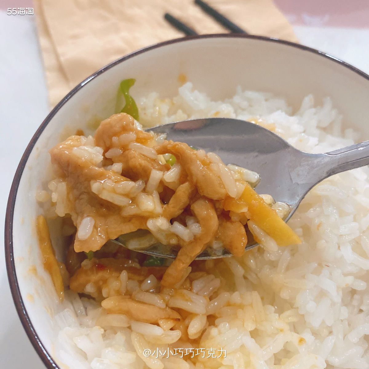 平常都是爆炒青椒肉丝，会放豆瓣酱之类的，炒出来就是红油的。今