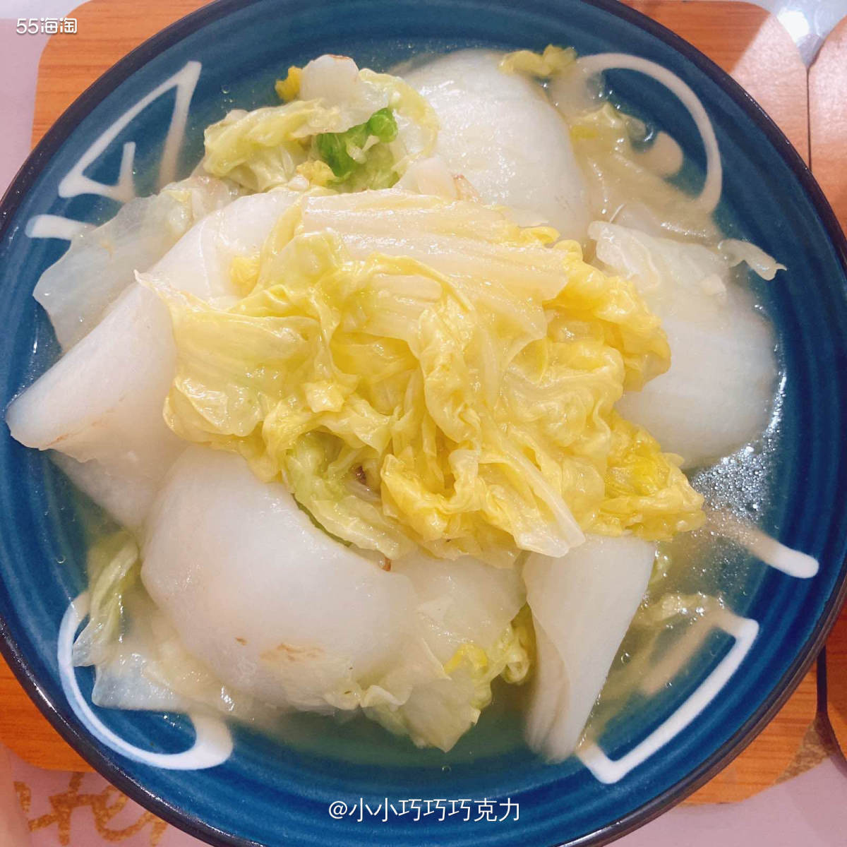 平常都是爆炒青椒肉丝，会放豆瓣酱之类的，炒出来就是红油的。今