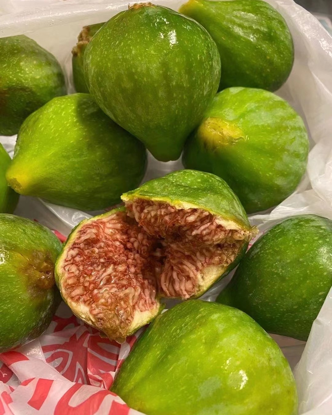 🍏无花果可以直接吃，它含有大量的糖类物质和较多的果胶，吃起