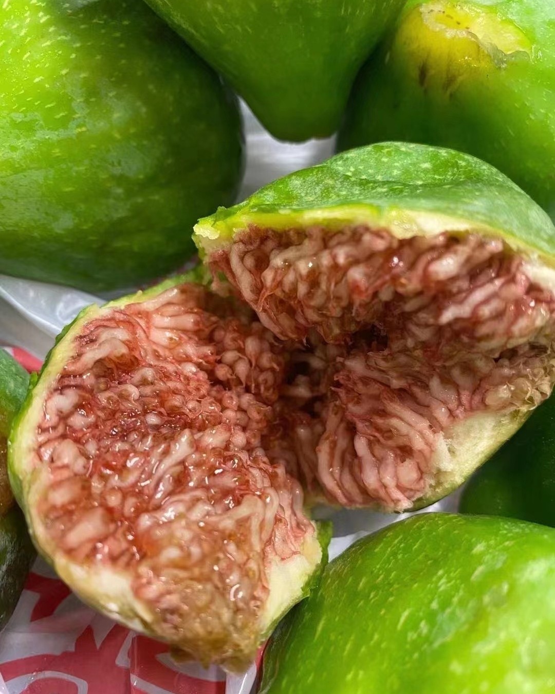 🍏无花果可以直接吃，它含有大量的糖类物质和较多的果胶，吃起