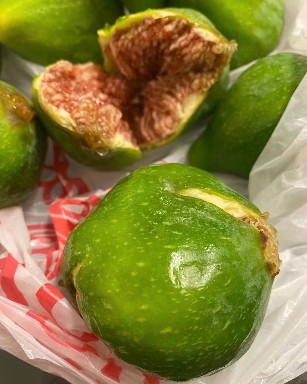 🍏无花果可以直接吃，它含有大量的糖类物质和较多的果胶，吃起