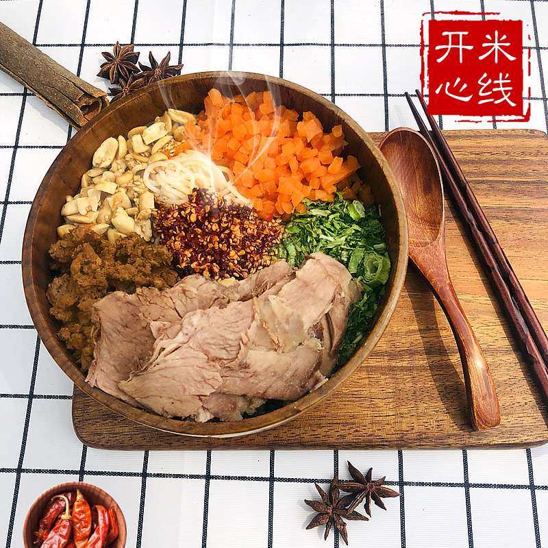 说实话从小到大吃惯了湖南米粉的我对于粉或者米线非常挑剔，我个