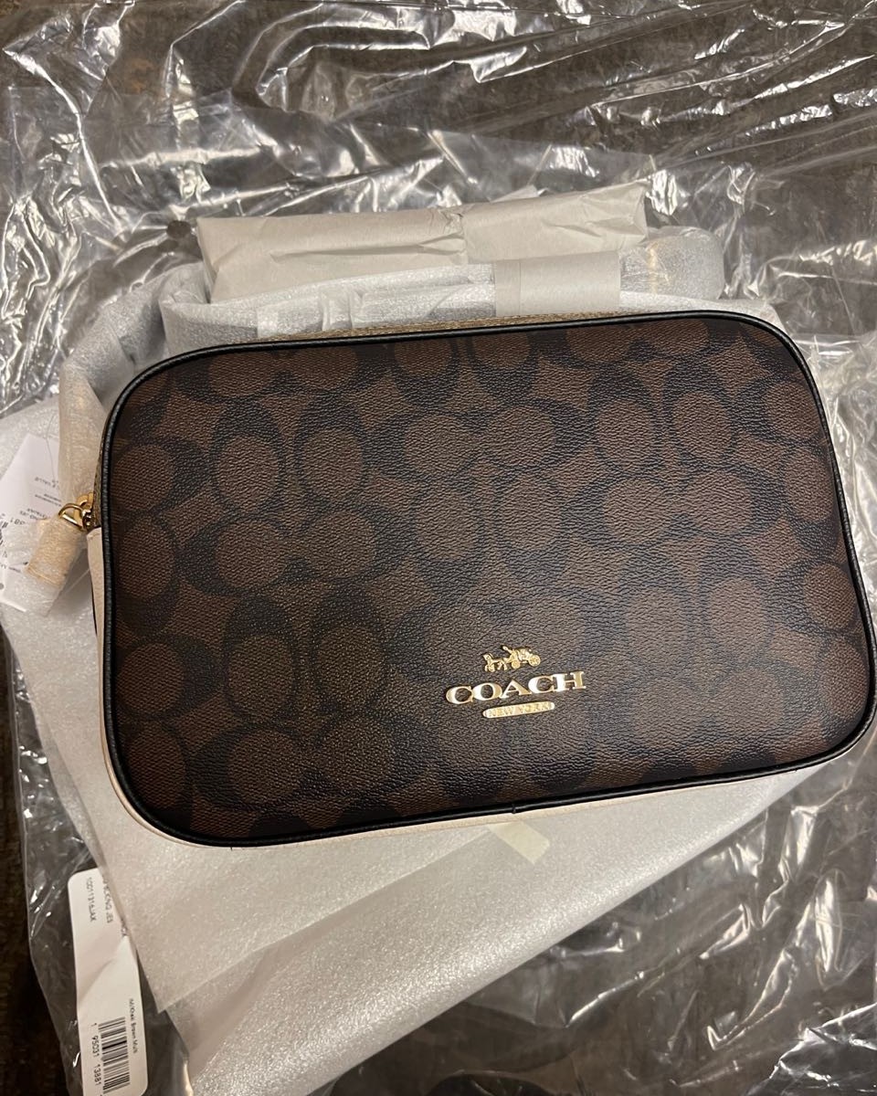 👜这款coach蔻驰相机包，棕白拼色大号双拉链款，斜挎单肩