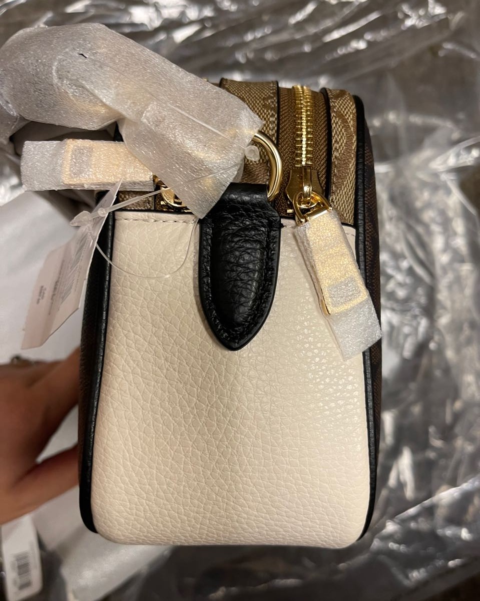 👜这款coach蔻驰相机包，棕白拼色大号双拉链款，斜挎单肩