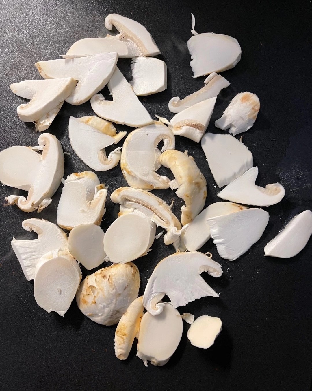 🍄松茸又叫松蕈、松菇，属口蘑科食用真菌，具有蛋白质、脂肪、