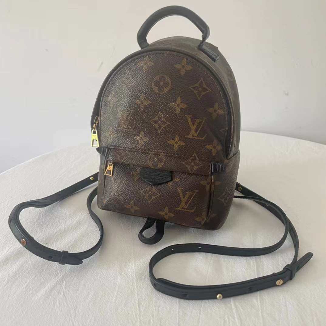 这个款是最经典的LV双肩包，他的皮质非常柔软 黑色的小牛皮饰