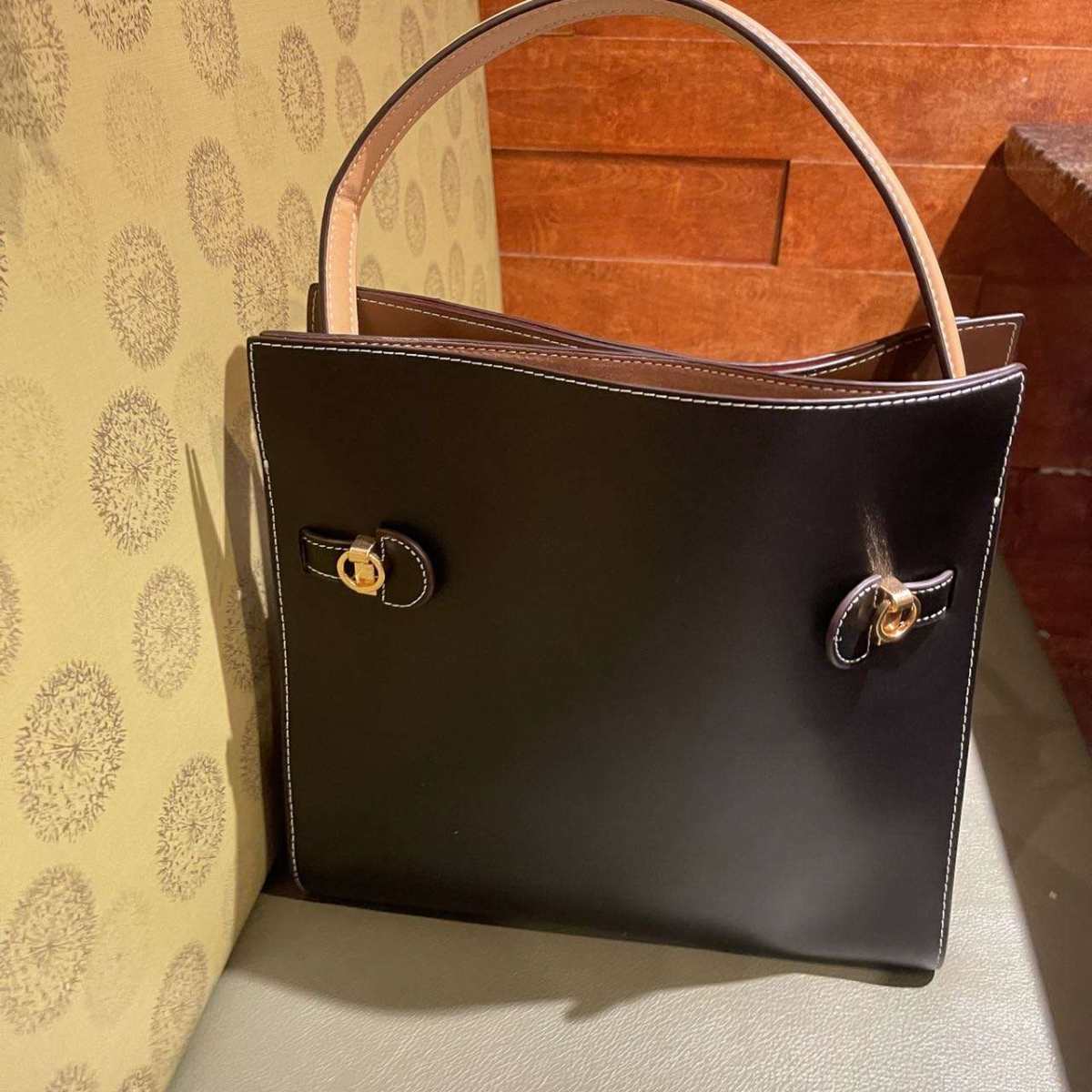 这款包包👜带一个斜肩带，可手提可斜挎。它有好几个颜色，常规