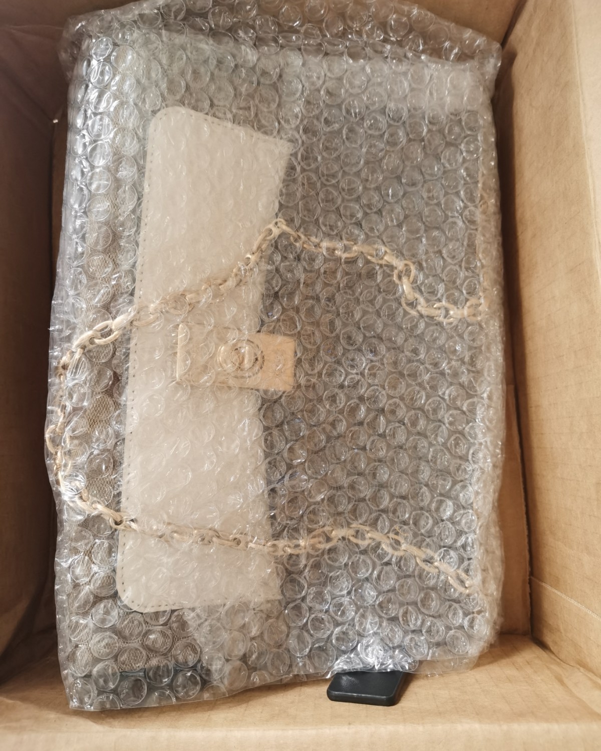 ✅这是我首次海淘包包，走的是EWE转运，目前平安收到包裹啦！