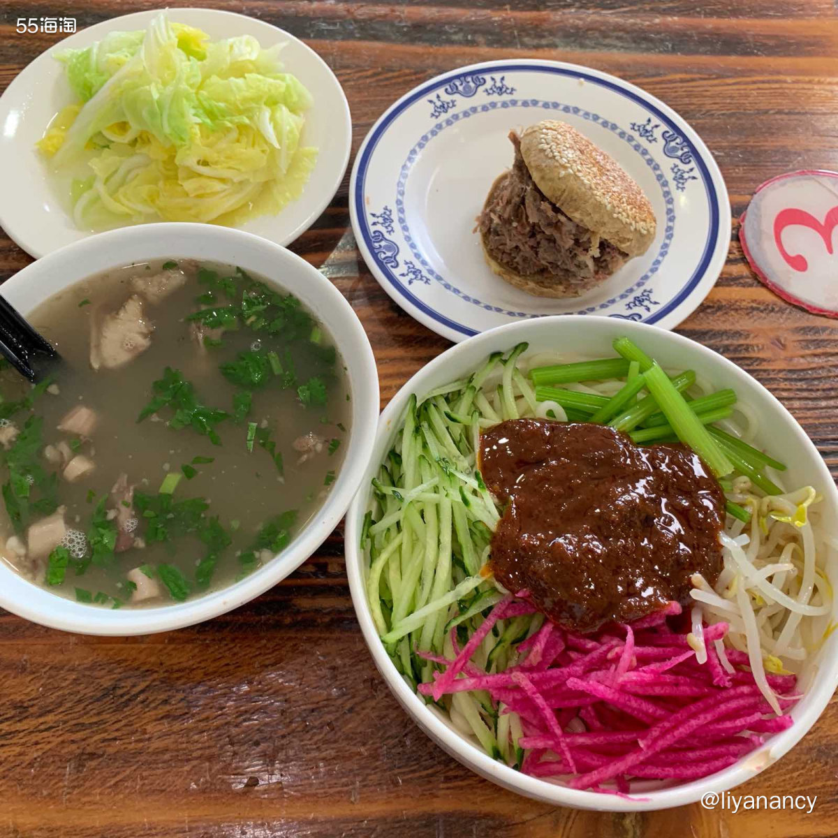 ✨前门大街作为比较出名的步行街，有很多北京特色小吃，周末的时