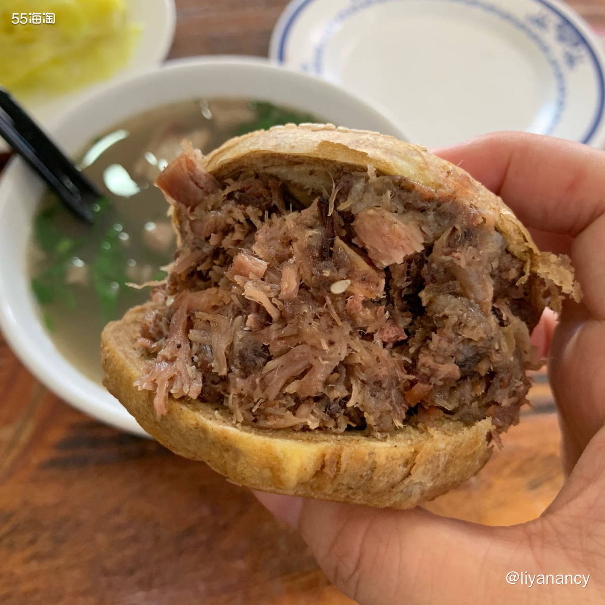 ✨前门大街作为比较出名的步行街，有很多北京特色小吃，周末的时