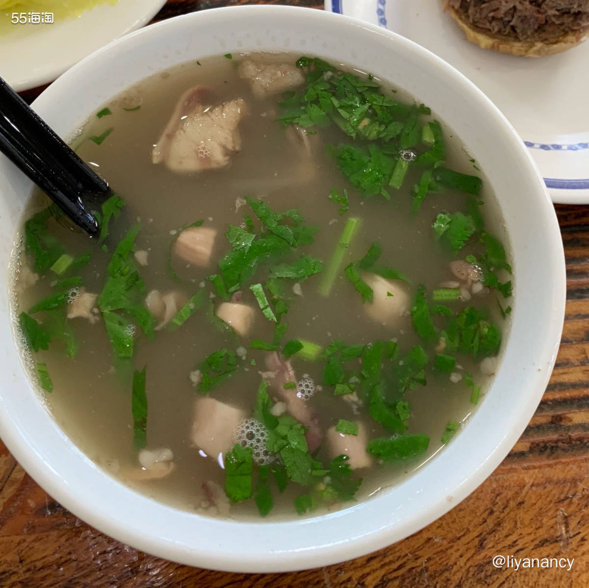 ✨前门大街作为比较出名的步行街，有很多北京特色小吃，周末的时