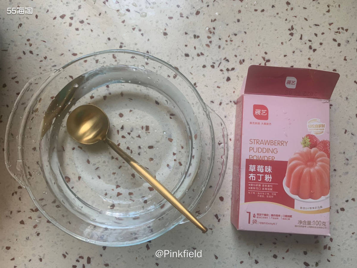 🍓前阵子在老家给孩子做了草莓布丁，一款超简单的小甜点，只要