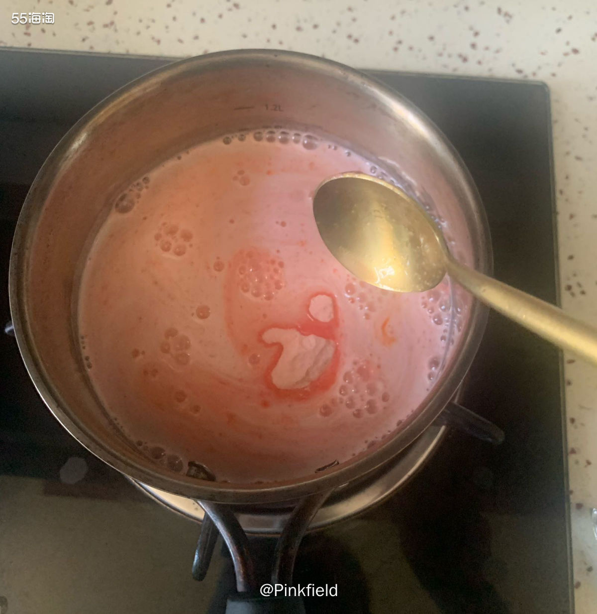 🍓前阵子在老家给孩子做了草莓布丁，一款超简单的小甜点，只要