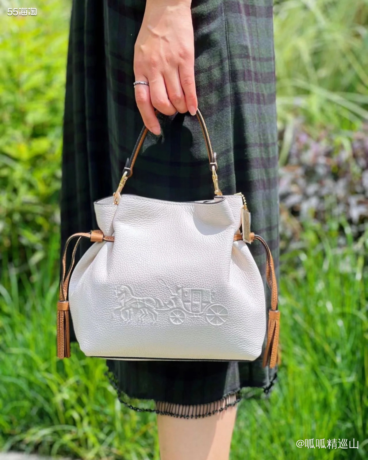 这款是帮闺蜜在蔻驰奥莱下的，收到后开箱看了下，倒是和卖家秀图