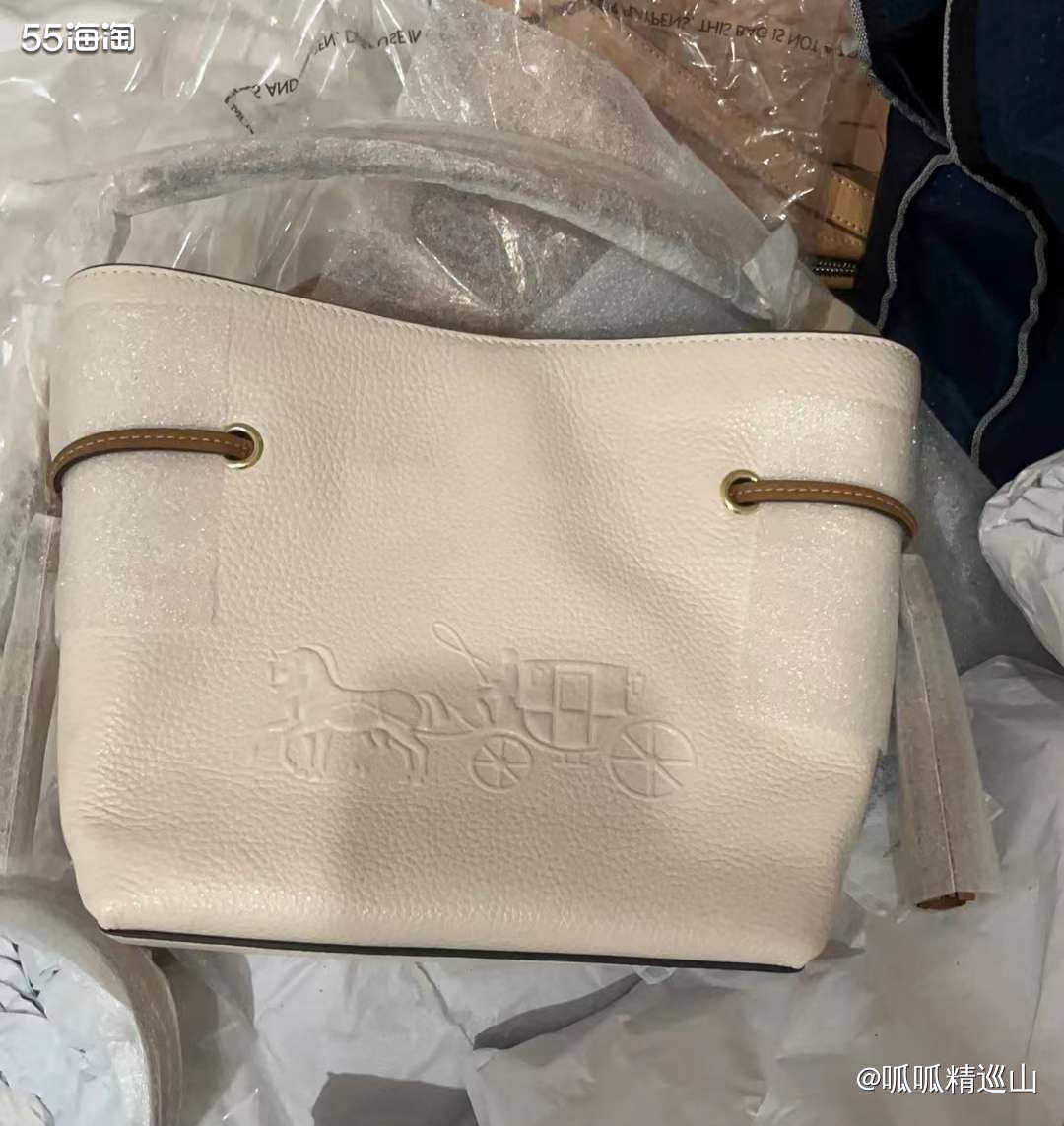 这款是帮闺蜜在蔻驰奥莱下的，收到后开箱看了下，倒是和卖家秀图