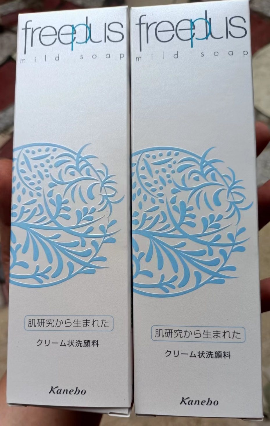 洗面奶我一般都用薇诺娜或者芙丽芳丝，都是对**肌比较好的牌子