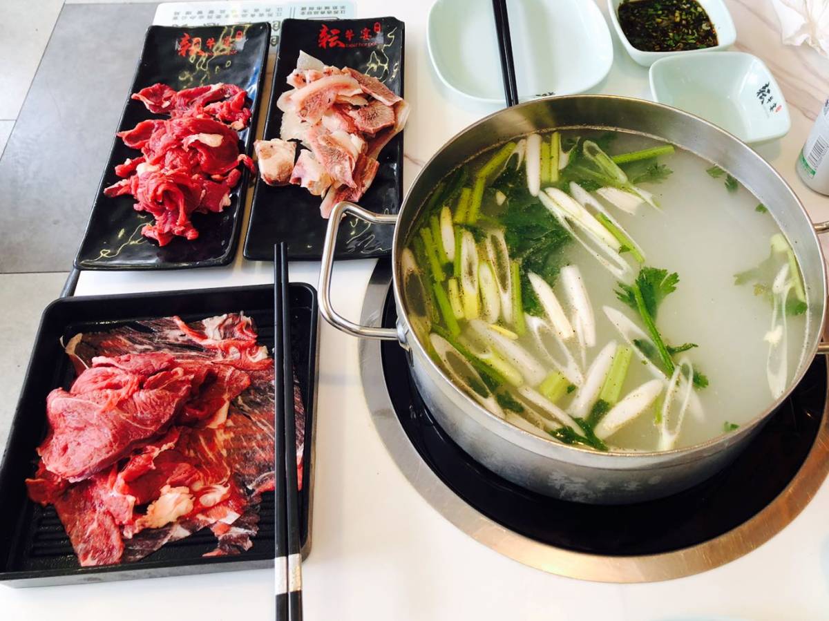 今天打卡耘牛宴自助火锅，这种现切牛肉最过瘾啦自助拿肉，想吃多
