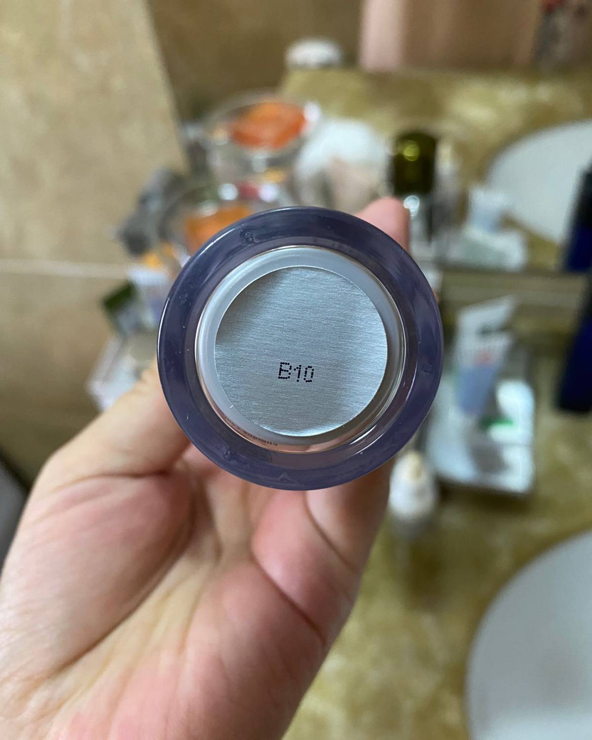倩碧的商标我第一次看到的时候，觉得有种电子科技感，擦脸上感觉