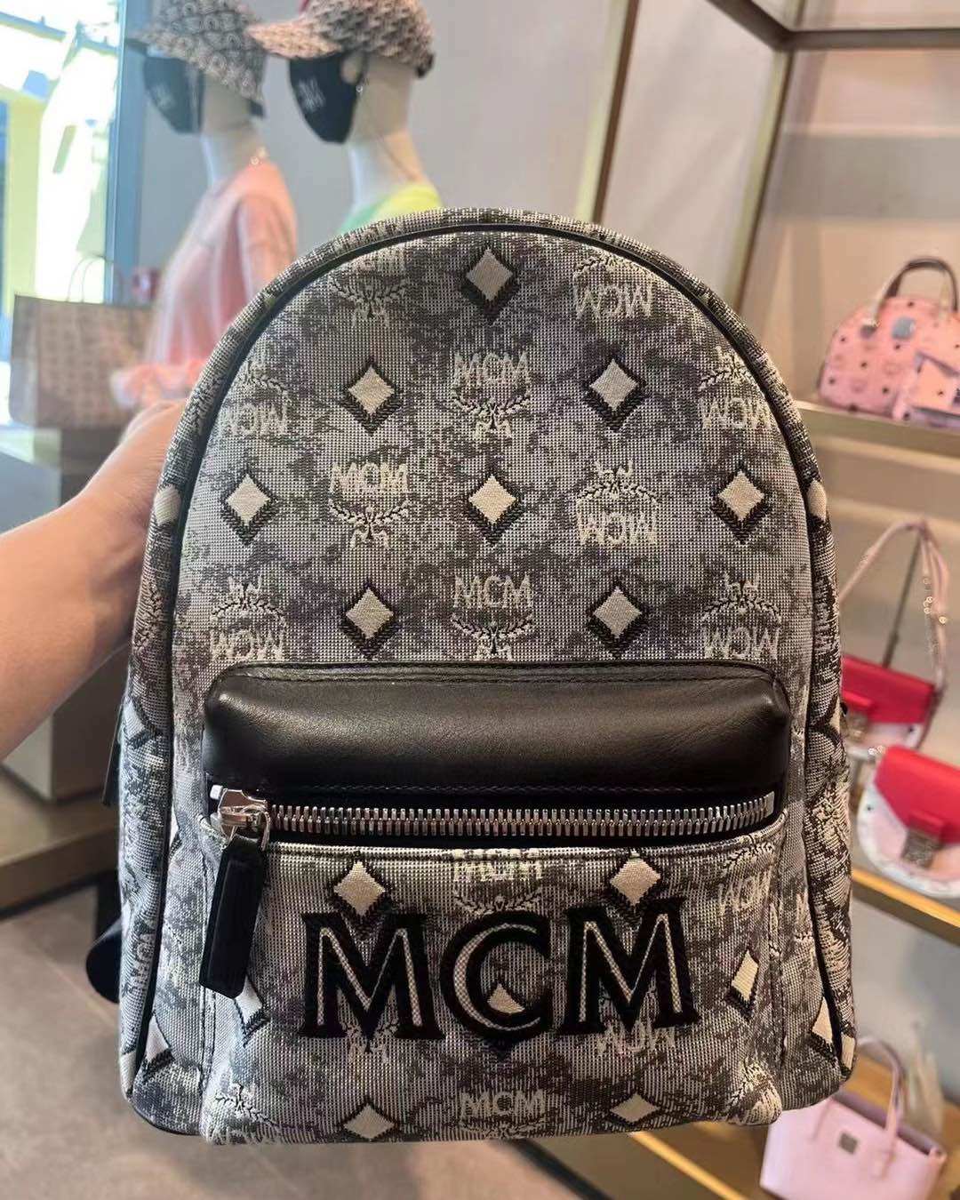 史低折扣‼️  Mcm小号黑色提花双肩包 原价¥8200 现