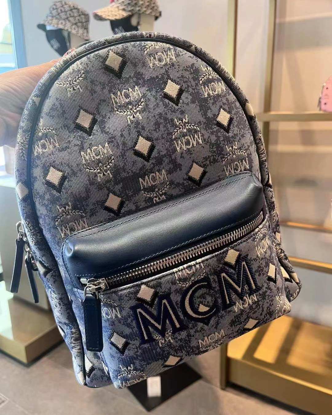 史低折扣‼️  Mcm小号黑色提花双肩包 原价¥8200 现