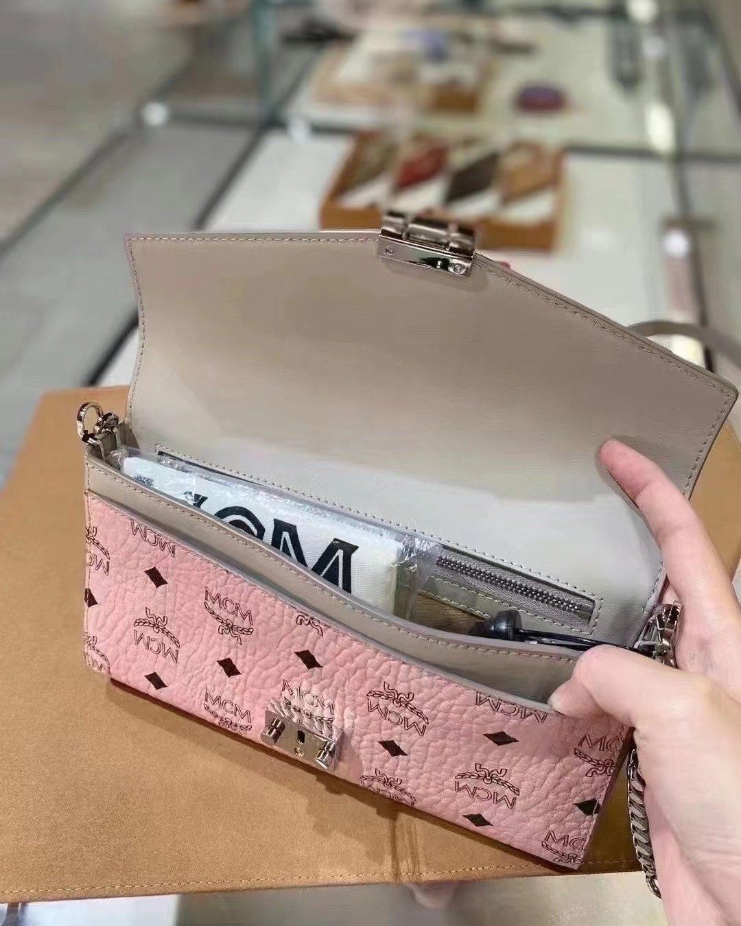史低折扣‼️  Mcm粉色中号链条包 原价¥5400 现货5