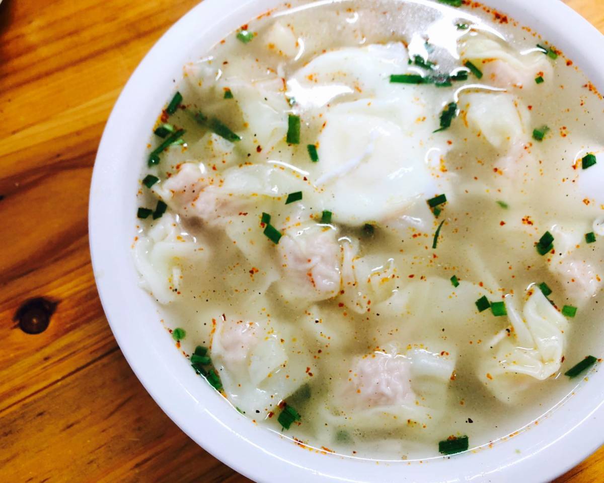 早上饿醒收拾完就带麻麻一起去徊馄饨！！！！！这家无名馄饨店开