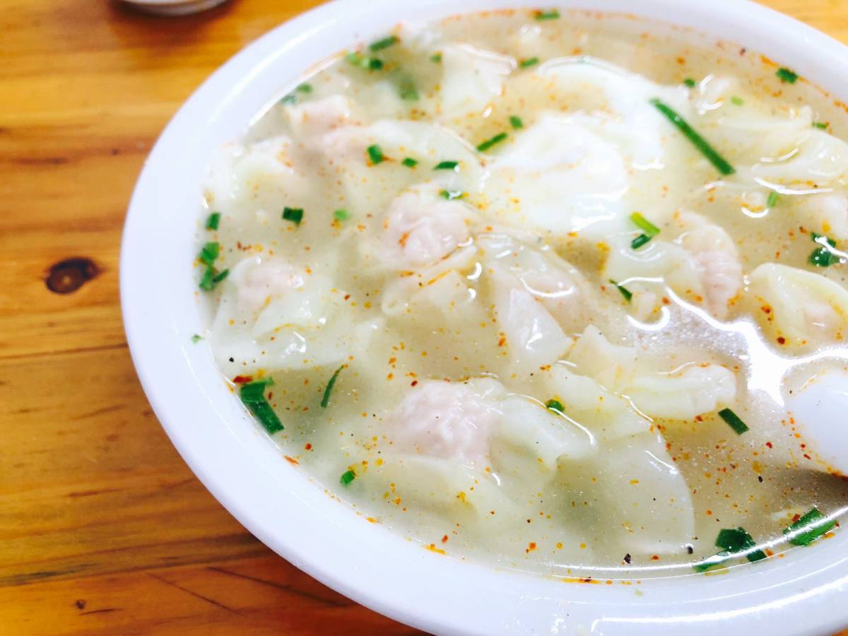 早上饿醒收拾完就带麻麻一起去徊馄饨！！！！！这家无名馄饨店开