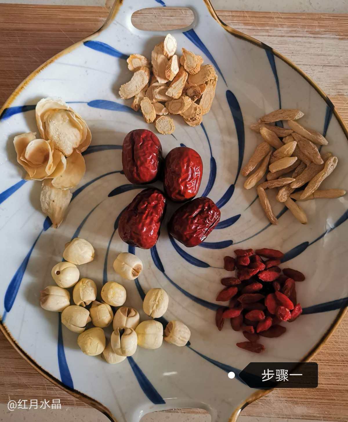 🍵🍵食同源，秋分适合喝滋阴润肺，适当补气补血。所以有了如