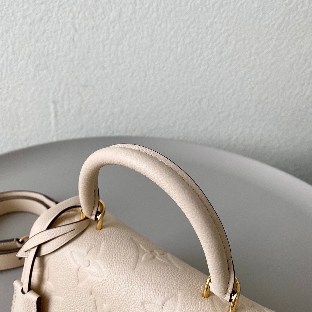 Madeleine手袋以压印跟印花工艺呈现🌟 经典sdoc