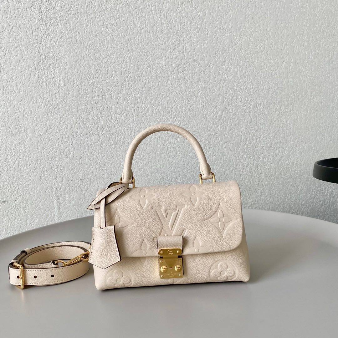 Madeleine手袋以压印跟印花工艺呈现🌟 经典sdoc