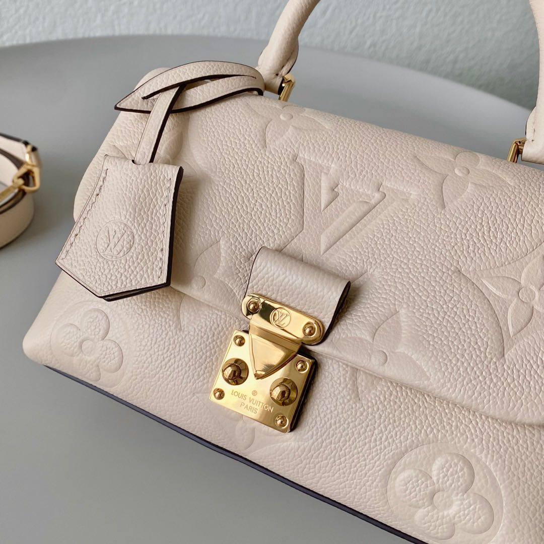 Madeleine手袋以压印跟印花工艺呈现🌟 经典sdoc