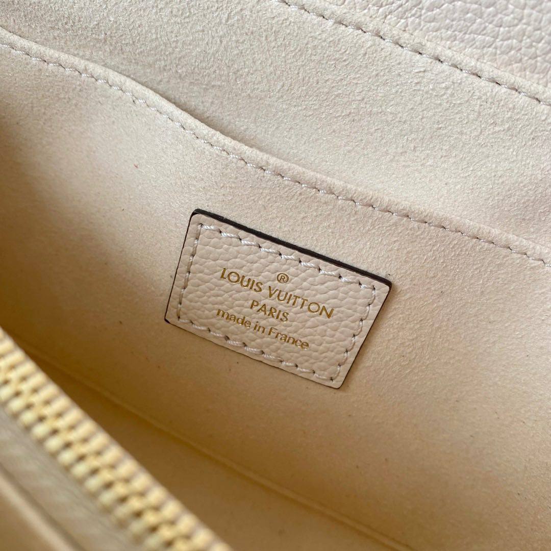 Madeleine手袋以压印跟印花工艺呈现🌟 经典sdoc