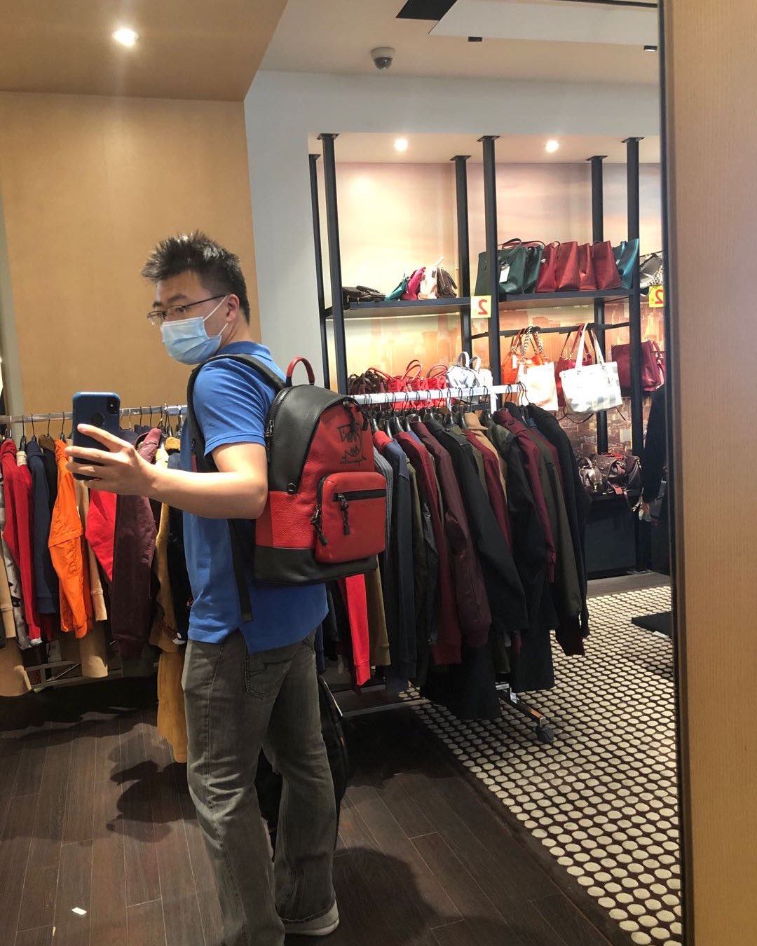 这个是去年7月西单这边汉光coach最低2折的大促，线下购买