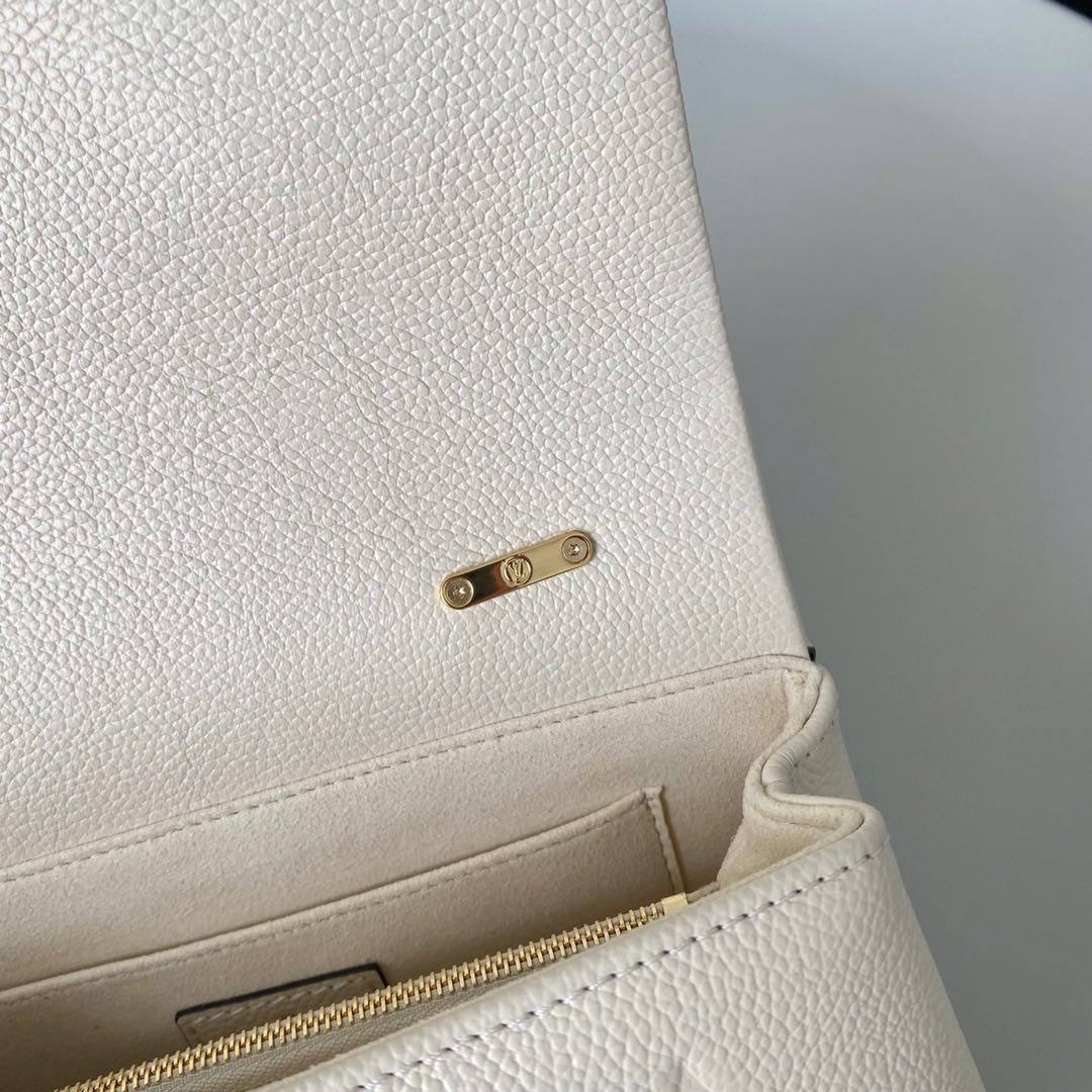 Madeleine手袋以压印跟印花工艺呈现🌟 经典sdoc