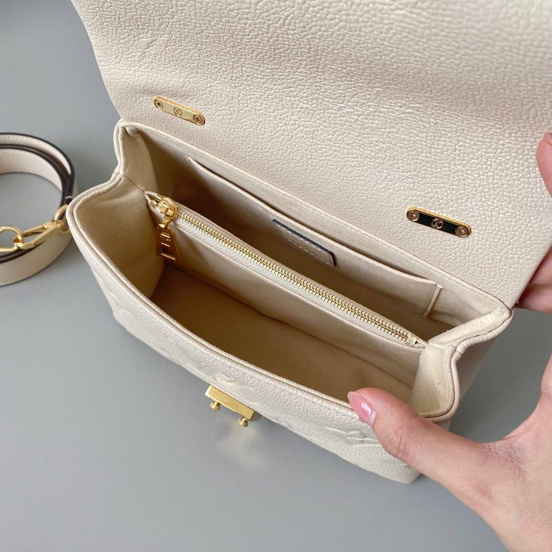 Madeleine手袋以压印跟印花工艺呈现🌟 经典sdoc