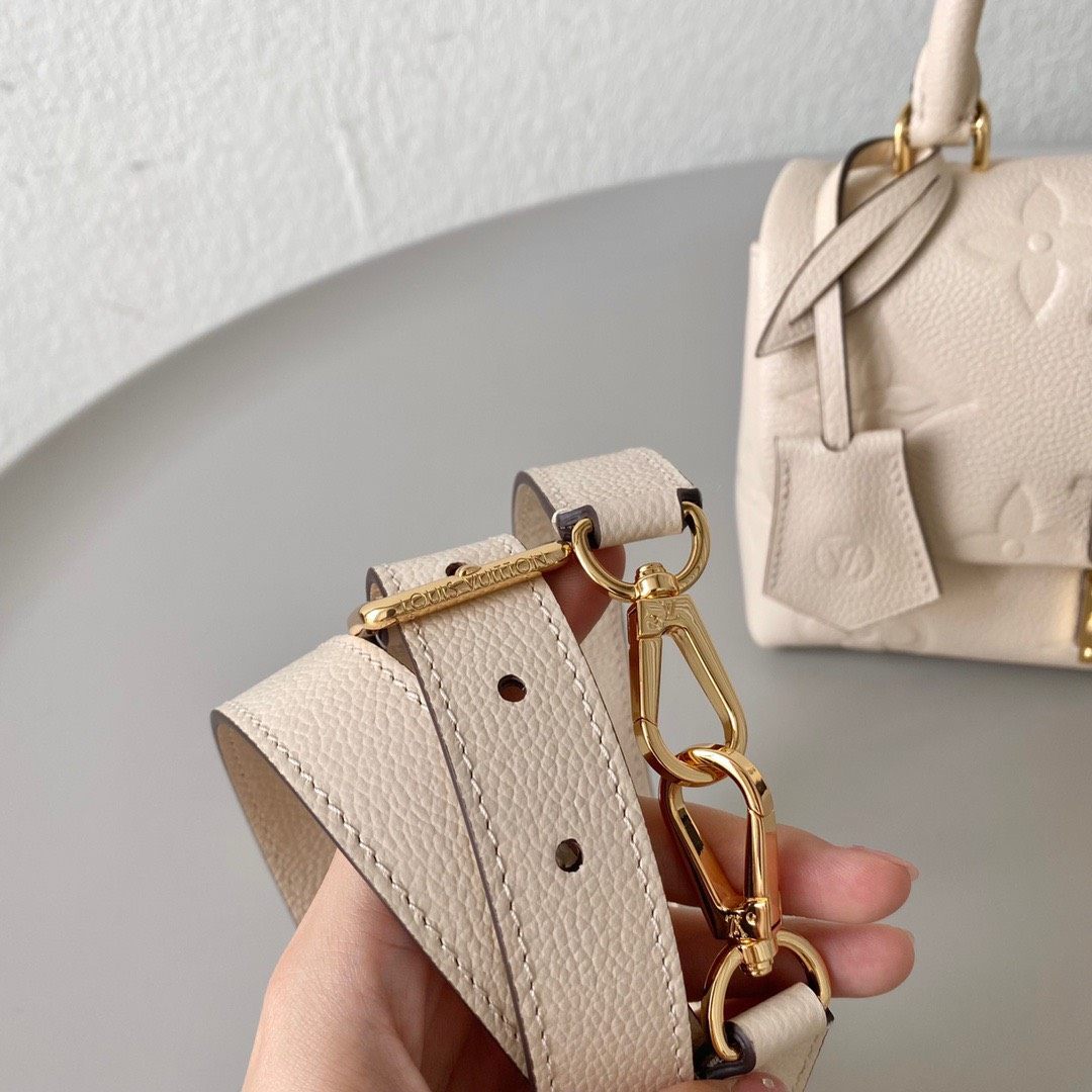 Madeleine手袋以压印跟印花工艺呈现🌟 经典sdoc