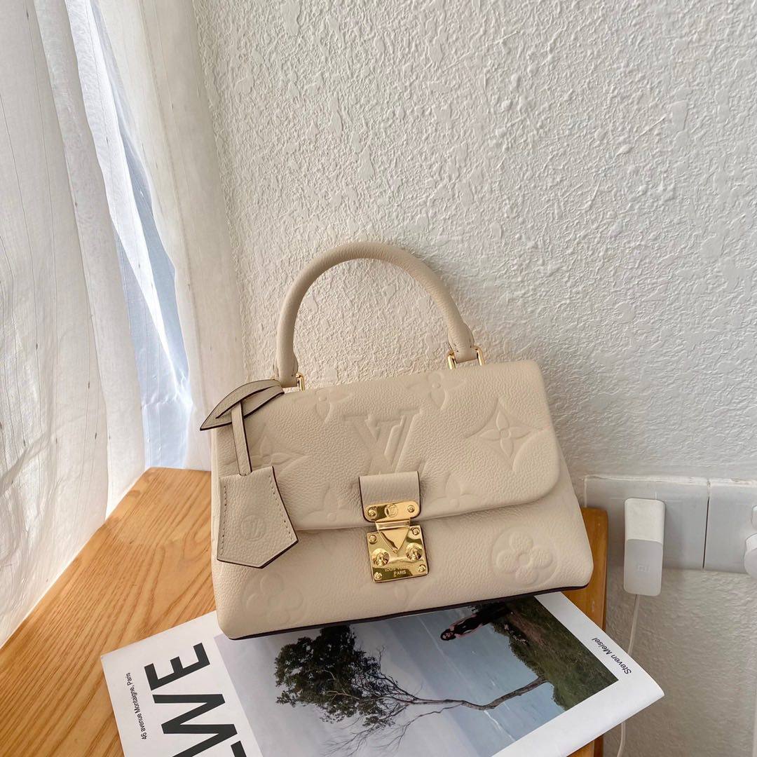 Madeleine手袋以压印跟印花工艺呈现🌟 经典sdoc