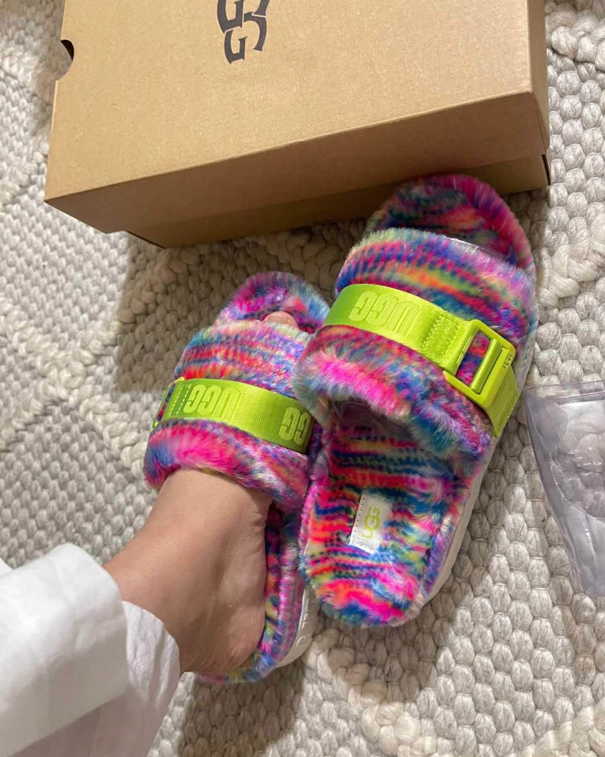 这次买了两双UGG 毛毛拖鞋，都是厚底的。感觉厚底的能穿的久