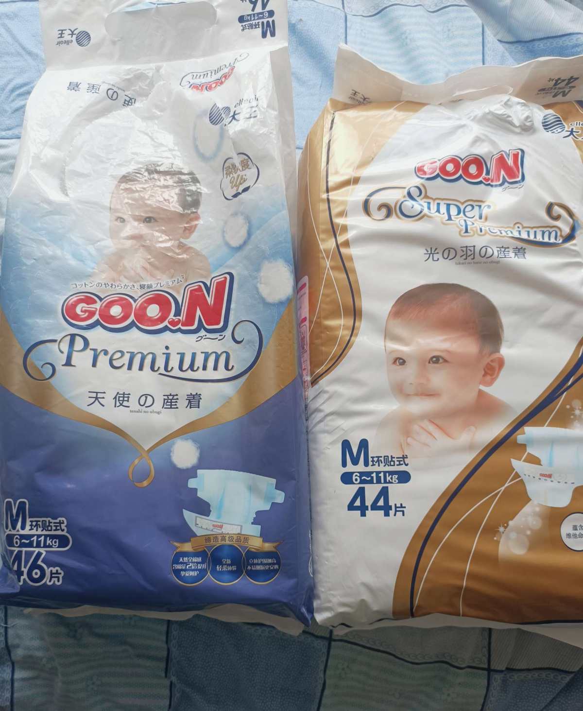 最最开始我宝宝还没满月的时候我用的纸尿裤是好奇铂金装和bab