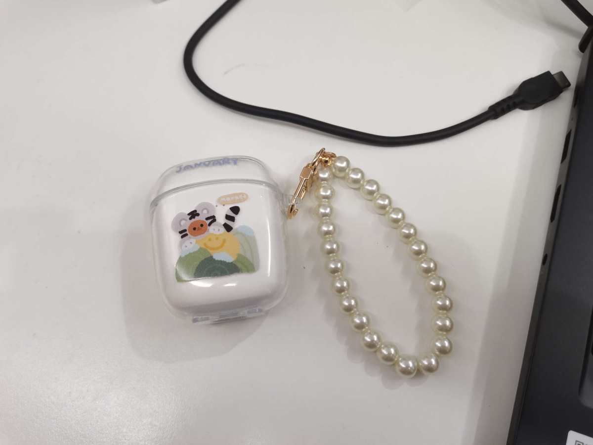 倍思W04总共有四种颜色，有粉色、紫色、黑色、白色。我选择了