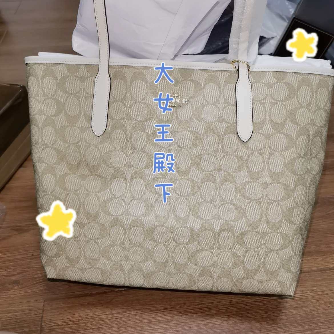 coach 托特白边这个包包很适合秋冬配大衣 而且他很方便，