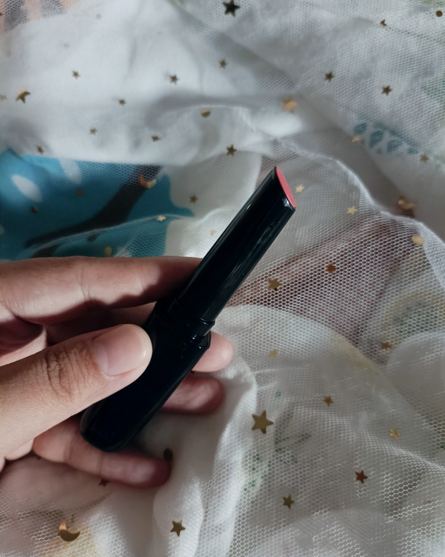 最近hourglass的固体唇蜜很火🔥是吧，但是其实它并不